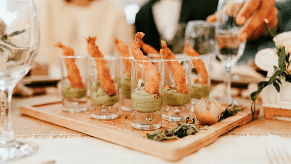 Aperitivo gourmet en vasos de shot servido en el restaurante de bodas La Pineda, Gavá